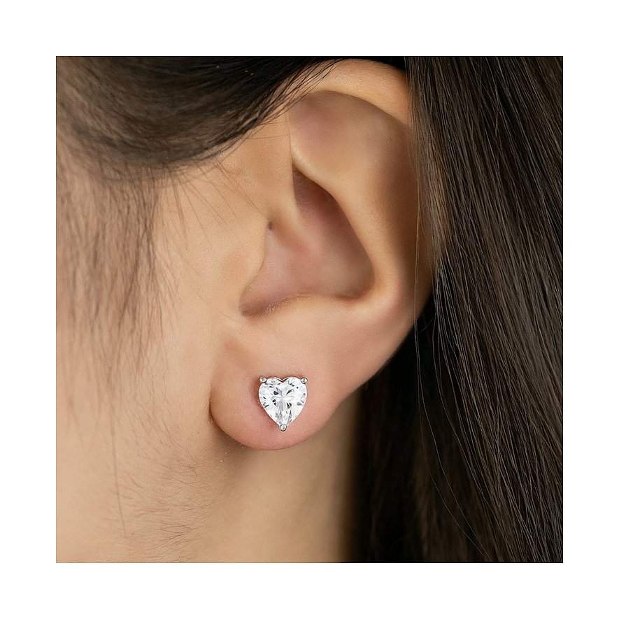 Ein Engelsrufer Herz-Ohrstecker aus 925er Silber mit Zirkonia, getragen am Ohr. Der Farbstein ist in Herzform geschliffen.