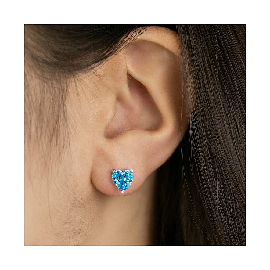 Engelsrufer Ohrstecker aus 925er Silber mit herzförmigem, türkisfarbenem Zirkonia, getragen am Ohr einer Frau.