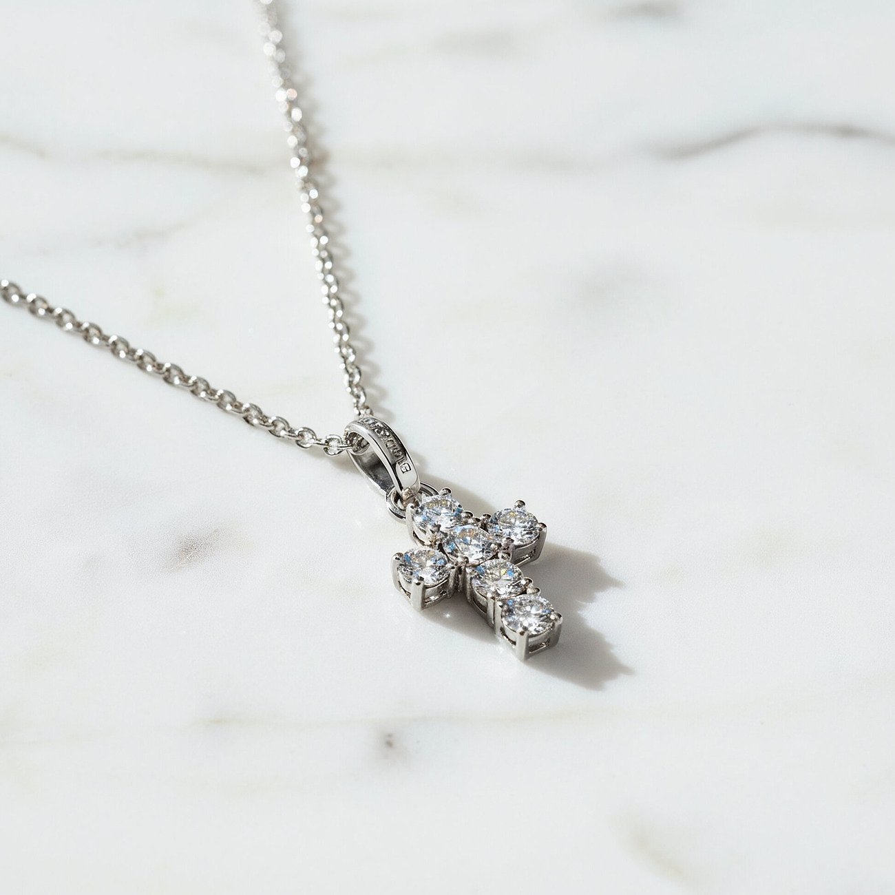 Engelsrufer Kreuzanhänger aus 925er Silber mit Zirkonia, Nahaufnahme der Halskette schräg von oben.