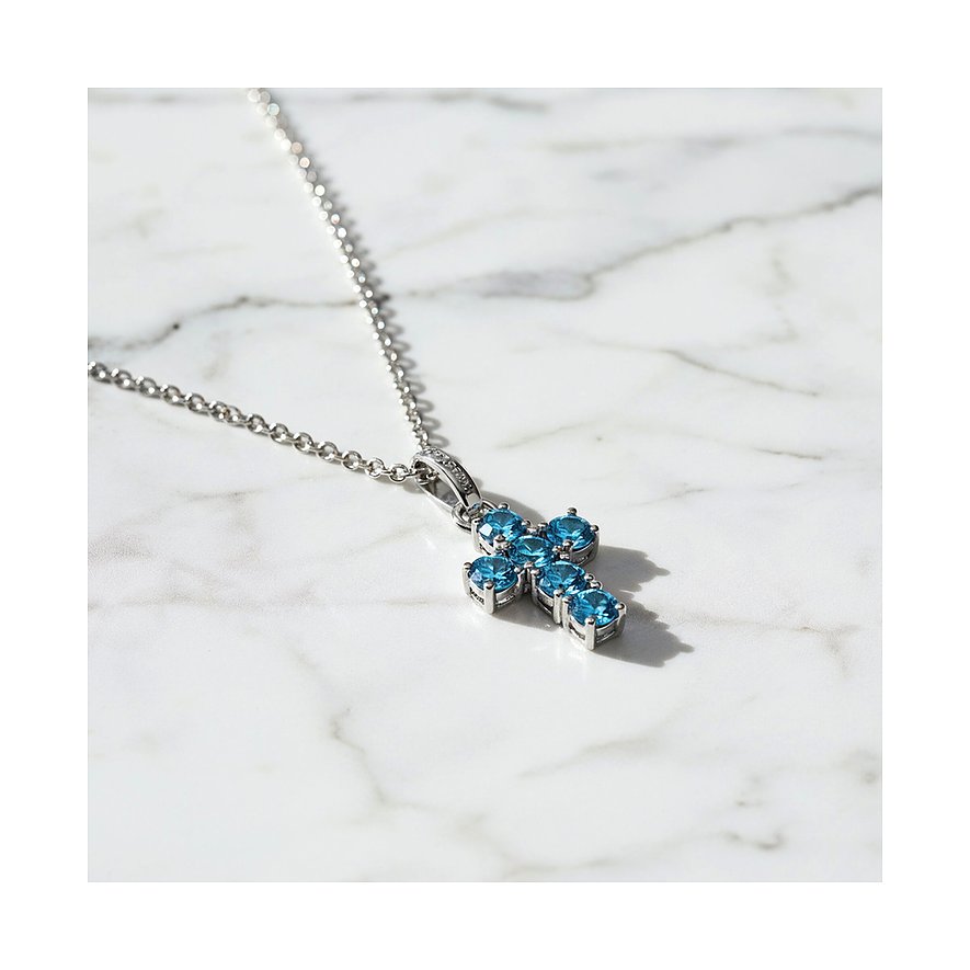 Engelsrufer Kreuzanhänger aus Silber mit blauen Zirkonia Farbsteinen an einer filigranen Halskette.