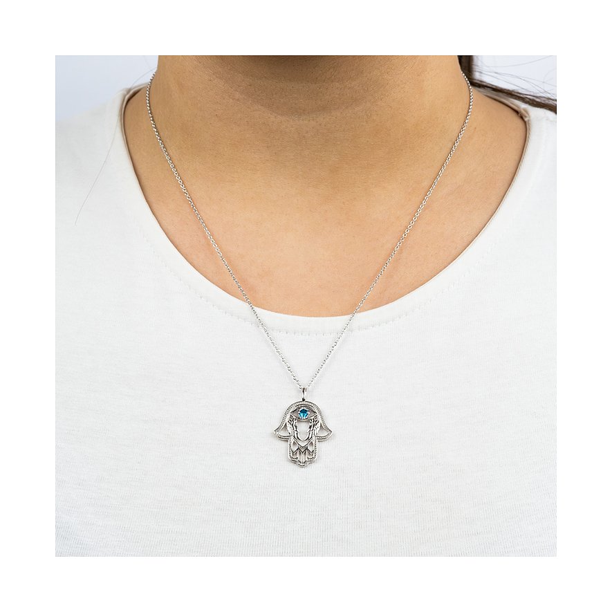 Engelsrufer Halskette aus 925er Silber mit Hamsa-Anhänger und blauem Zirkonia Farbsteln am Hals getragen.