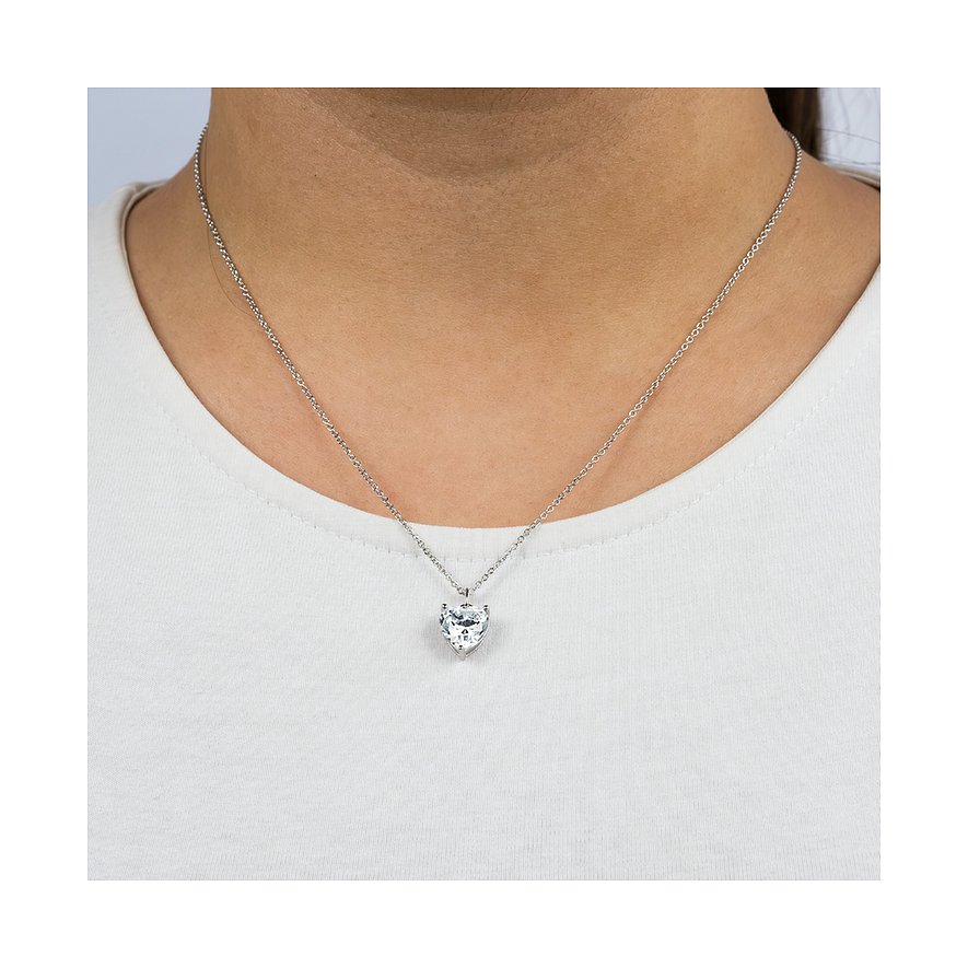 Engelsrufer Halsschmuck aus Silber mit einem herzförmigen weißen Zirkonia-Stein, getragen um den Hals.