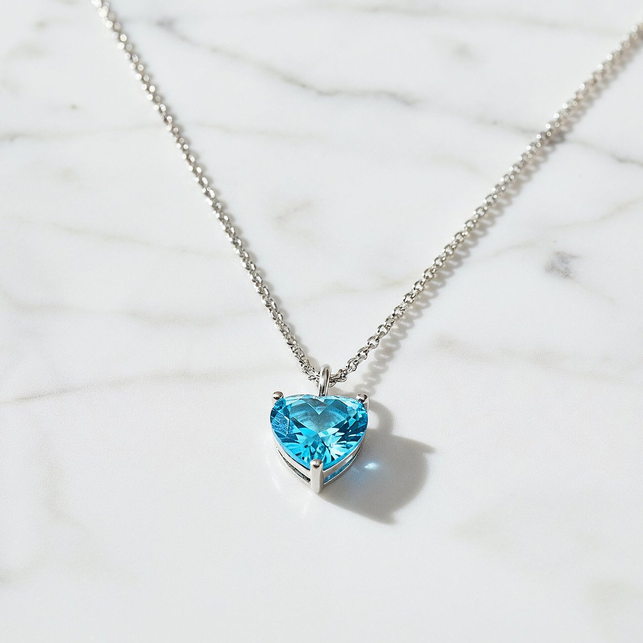 Engelsrufer Halsschmuck aus 925er Silber mit herzförmigem Farbstein Zirkonia in Türkis.