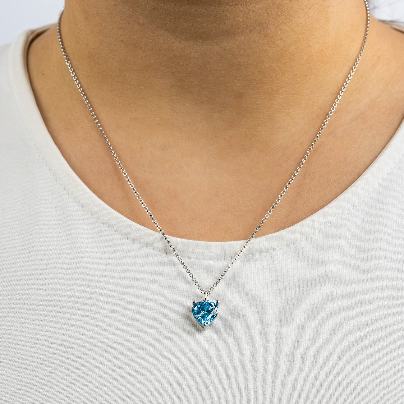 Engelsrufer Halskette aus 925er Silber mit herzförmigem Zirkonia in leuchtendem Blau.