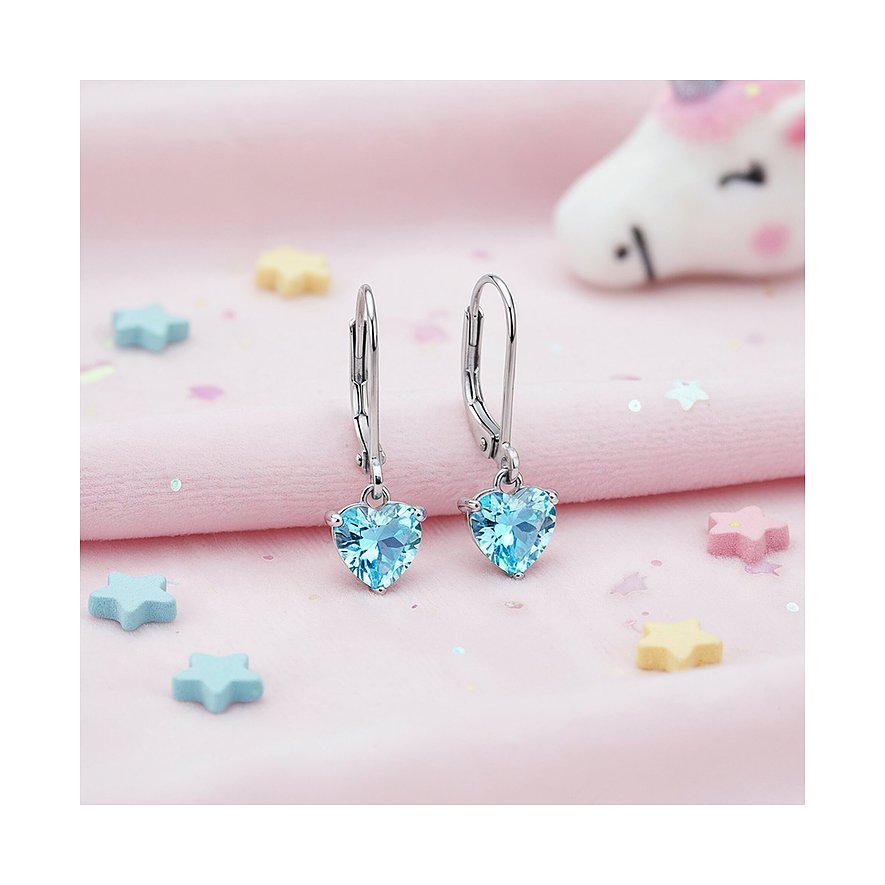 Engelsrufer Ohrschmuck aus Edelstahl mit herzförmigen blauen Zirkonia-Farbsteinen auf rosafarbenem Untergrund.