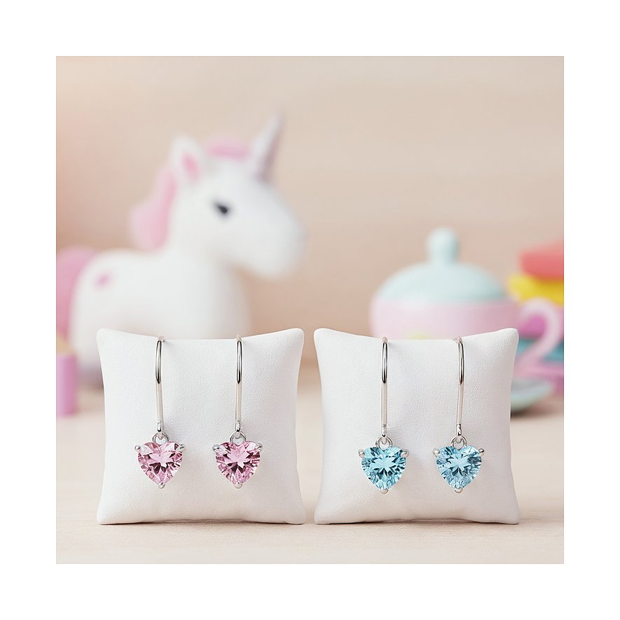 Engelsrufer Ohrschmuck aus Edelstahl mit herzförmigen Zirkonia-Farbsteinen in Rosa und Hellblau auf weißen Kissen