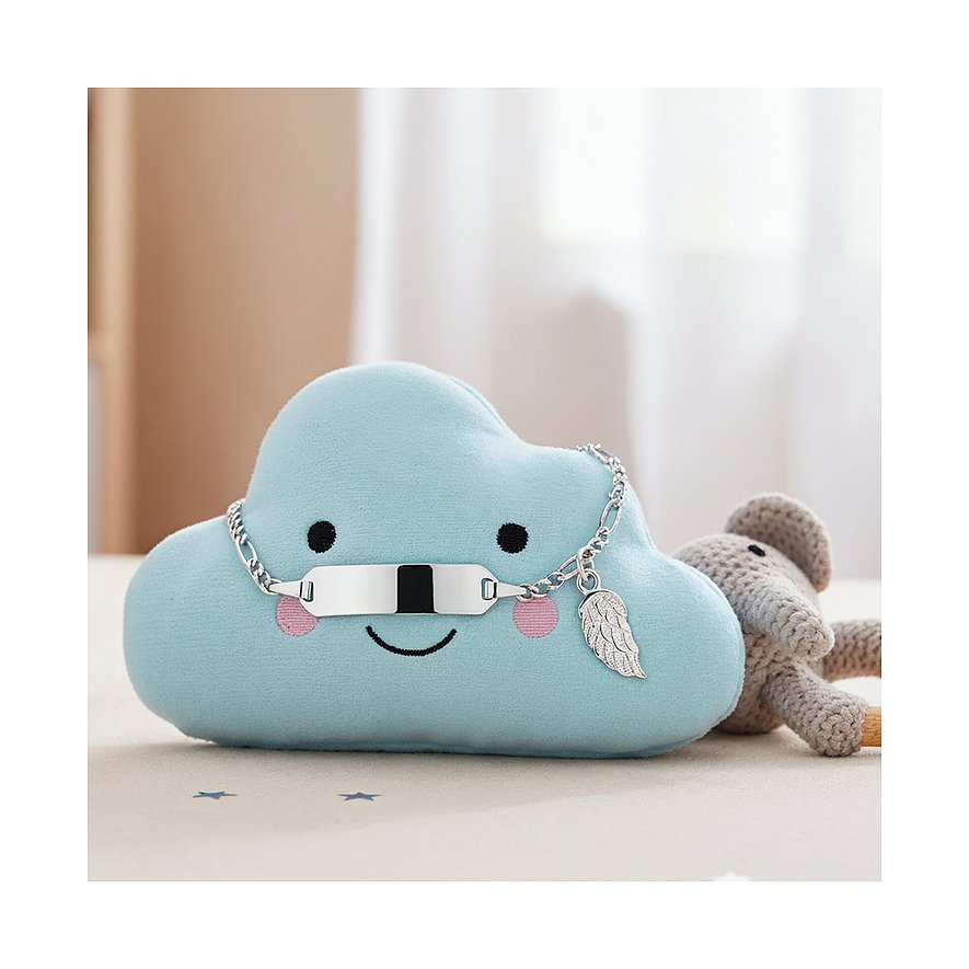 Engelsrufer Armschmuck aus Edelstahl, ein Armband mit Gravurplatte und Flügelanhänger, auf Wolkenkissen liegend.