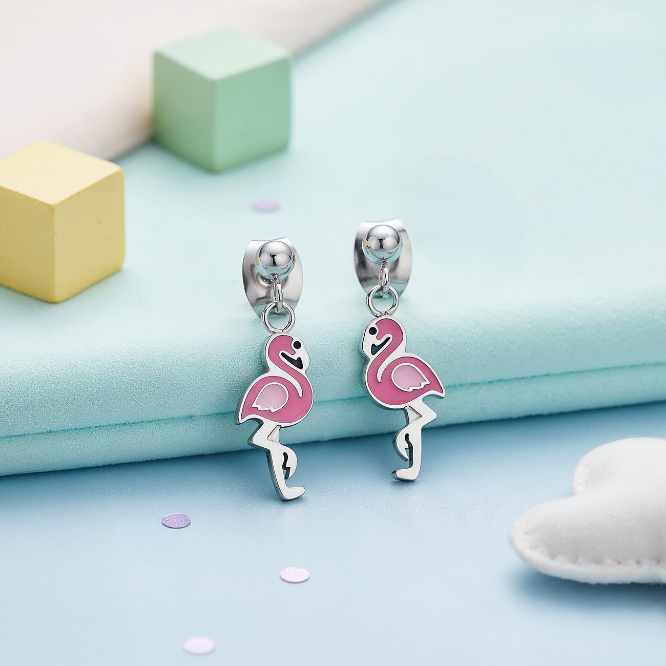 Engelsrufer Ohrschmuck aus Edelstahl mit pinker Emaille, zwei Flamingo-Anhänger von vorne.