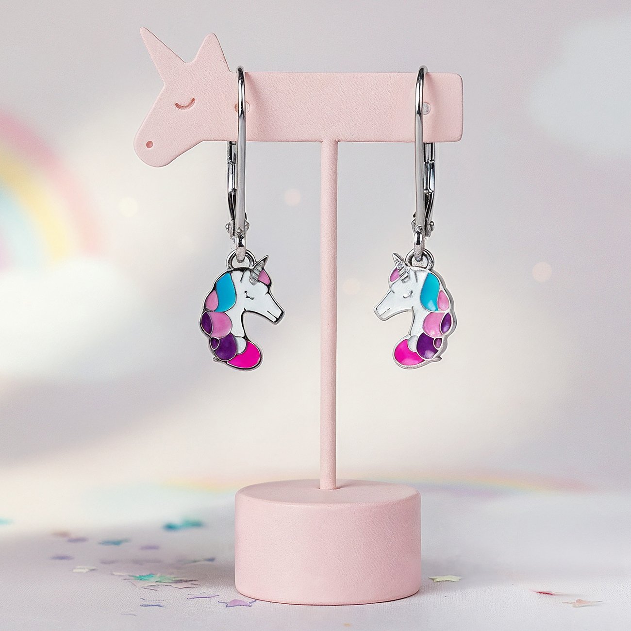 Engelsrufer örhängen i rostfritt stål och emalj, enhörningsmotiv i vitt, turkos, rosa på rosa ställ.