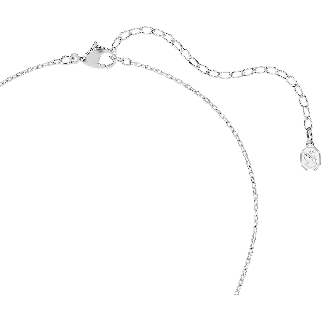 Nahaufnahme der Rückseite einer Swarovski Halskette aus Metall mit Karabinerverschluss und Verlängerungskette.