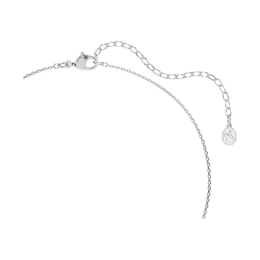 Nahaufnahme des Verschlusses und des Verlängerungskettchens einer Swarovski Halskette aus Metall.