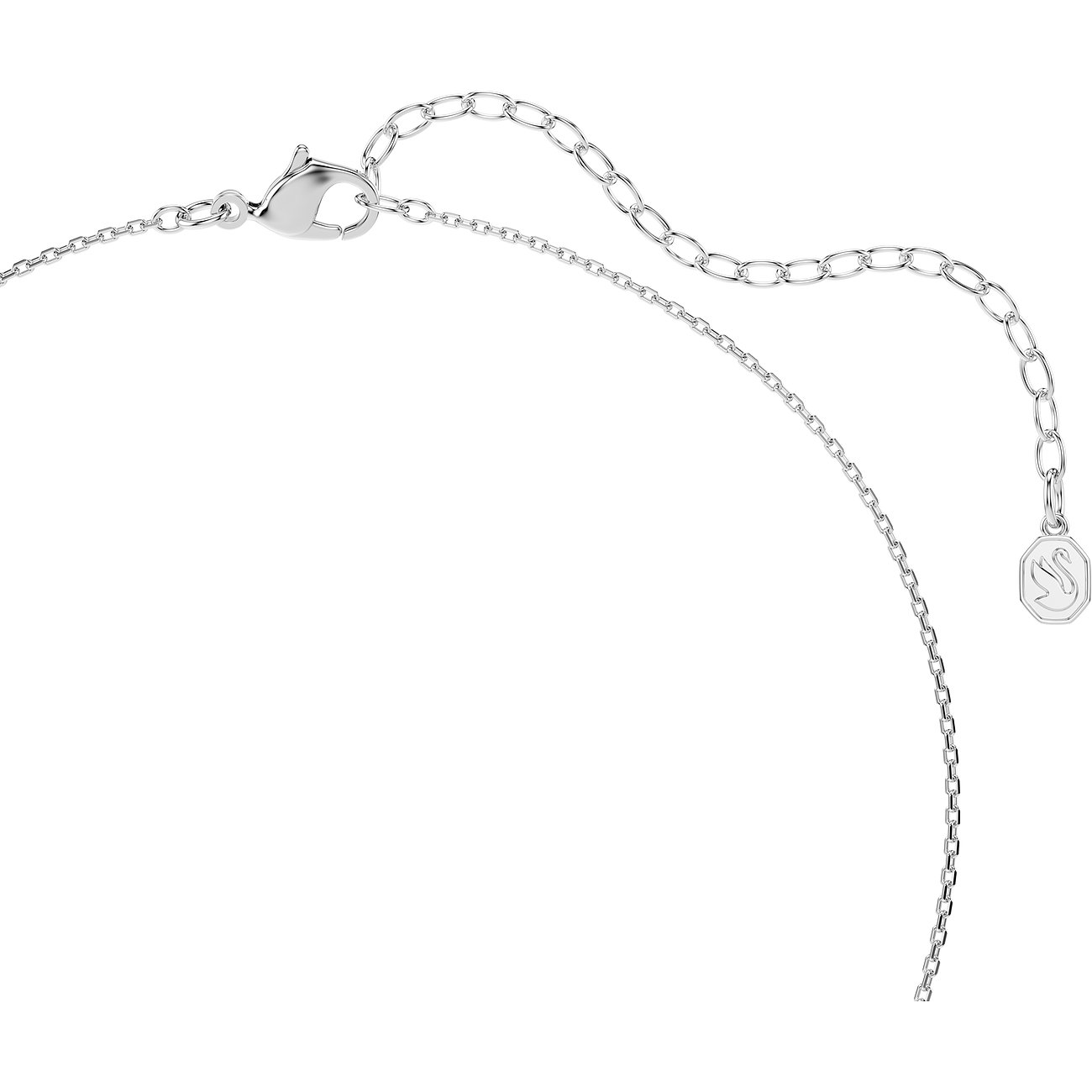 Nahaufnahme des Verschlusses und des Verlängerungskettchens einer Swarovski Halskette aus Metall.