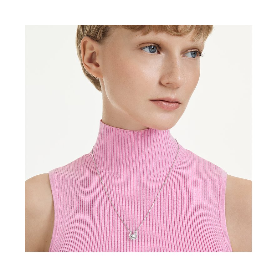 Model trägt Swarovski Halskette aus Metall mit Swarovski-Kristallanhänger: Quadrat um runden Stein.