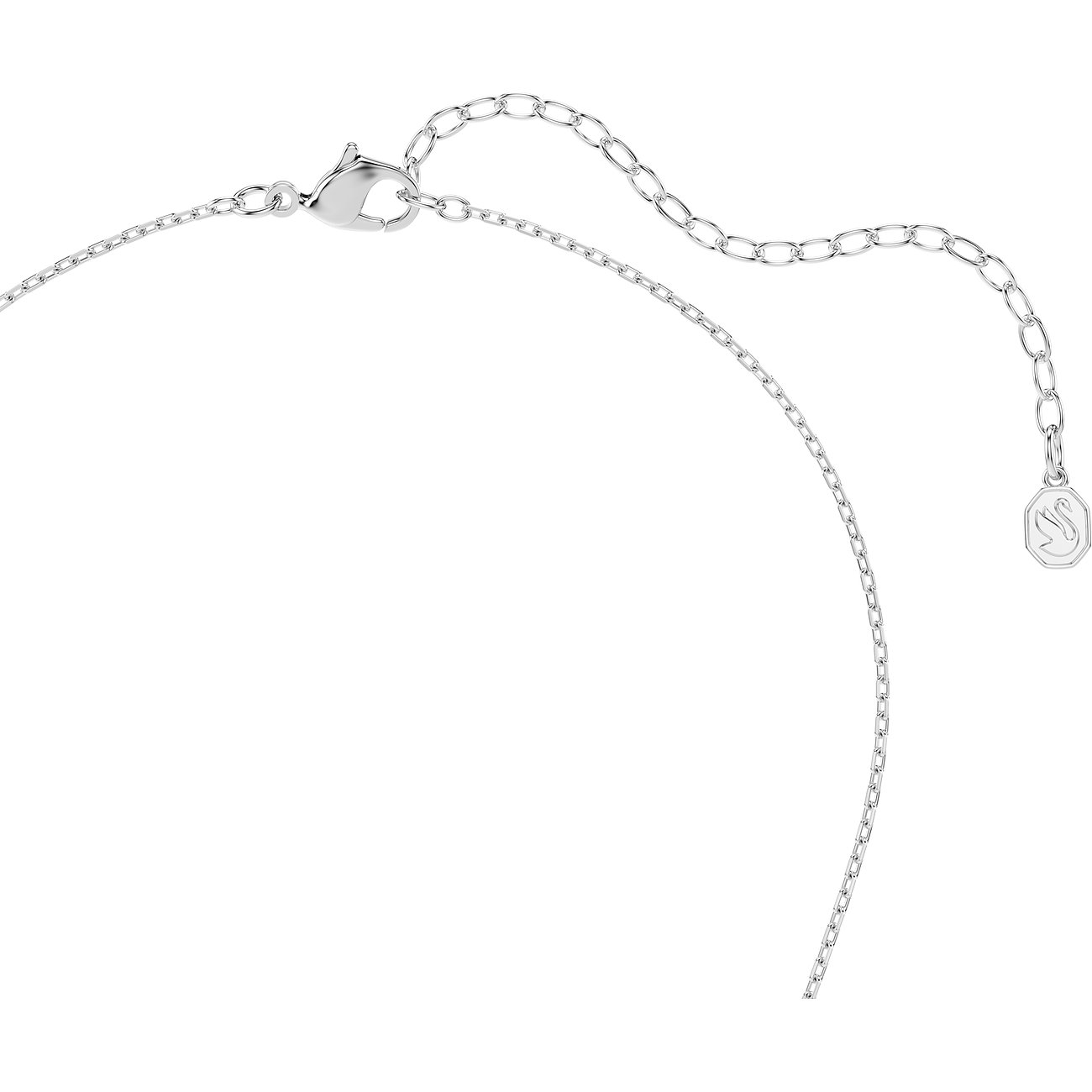 Nahaufnahme der Karabinerverschluss dieses Swarovski Halskettens aus Metall mit Verlängerung und Schwan-Logo.