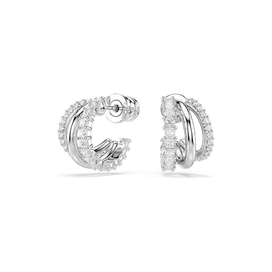 Ein glänzender Swarovski Ohrschmuck aus Metall im halbrunden Design, besetzt mit funkelnden Swarovski Kristallen.