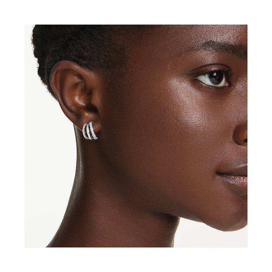 Ein detailreiches Nahaufnahmebild von drei Swarovski Metall-Ohrringen mit funkelnden Farbkristallen.