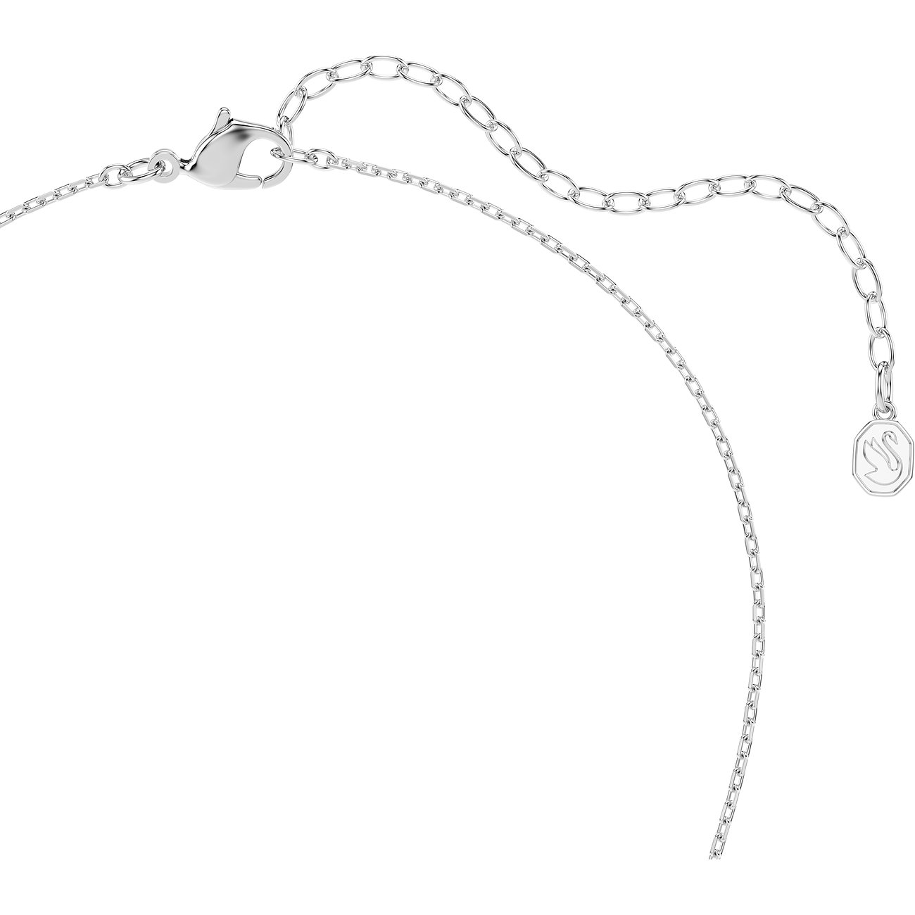 Nahaufnahme des Verschlusses einer silbernen Swarovski Halskette aus Metall mit Verlängerungskettchen und Schwan-Logo.