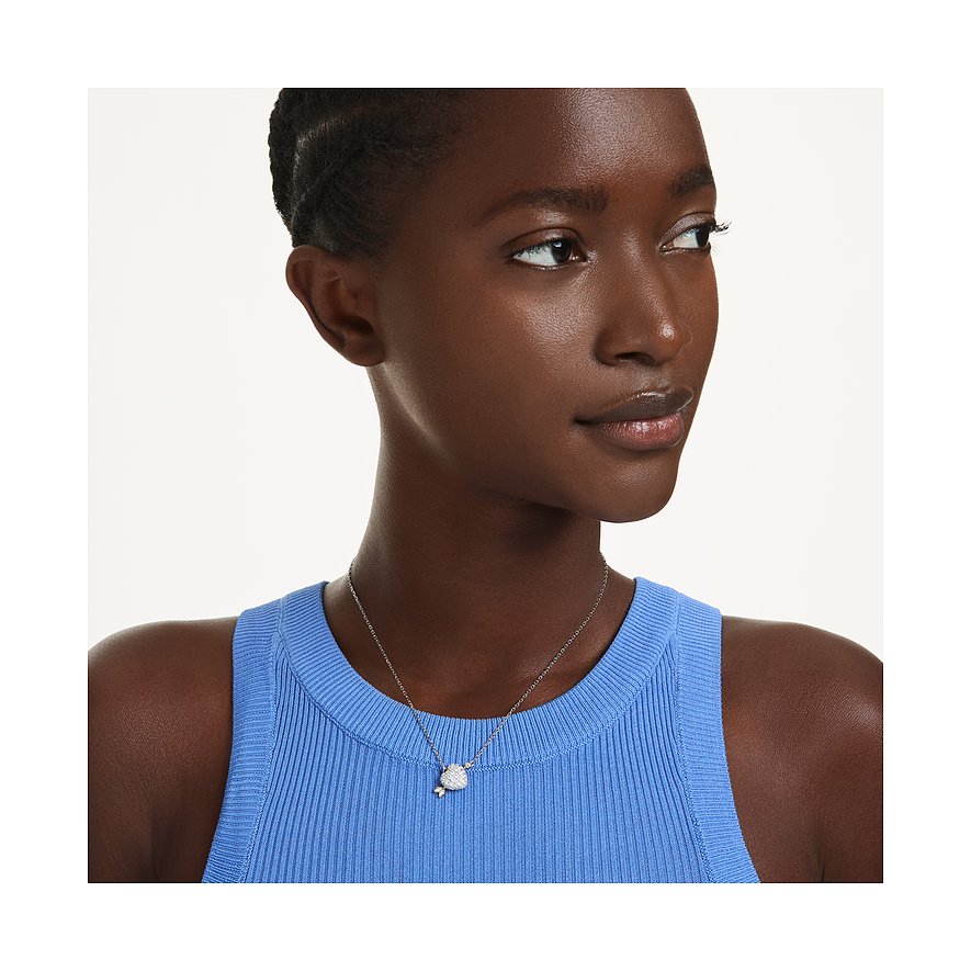 Nahaufnahme eines Models, das eine Swarovski Halskette aus Metall mit einem Anhänger aus Swarovski-Kristall trägt.