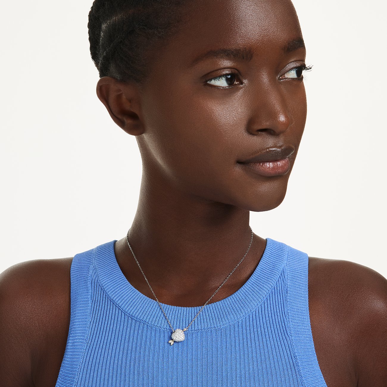 Nahaufnahme eines Models, das eine Swarovski Halskette aus Metall mit einem Anhänger aus Swarovski-Kristall trägt.