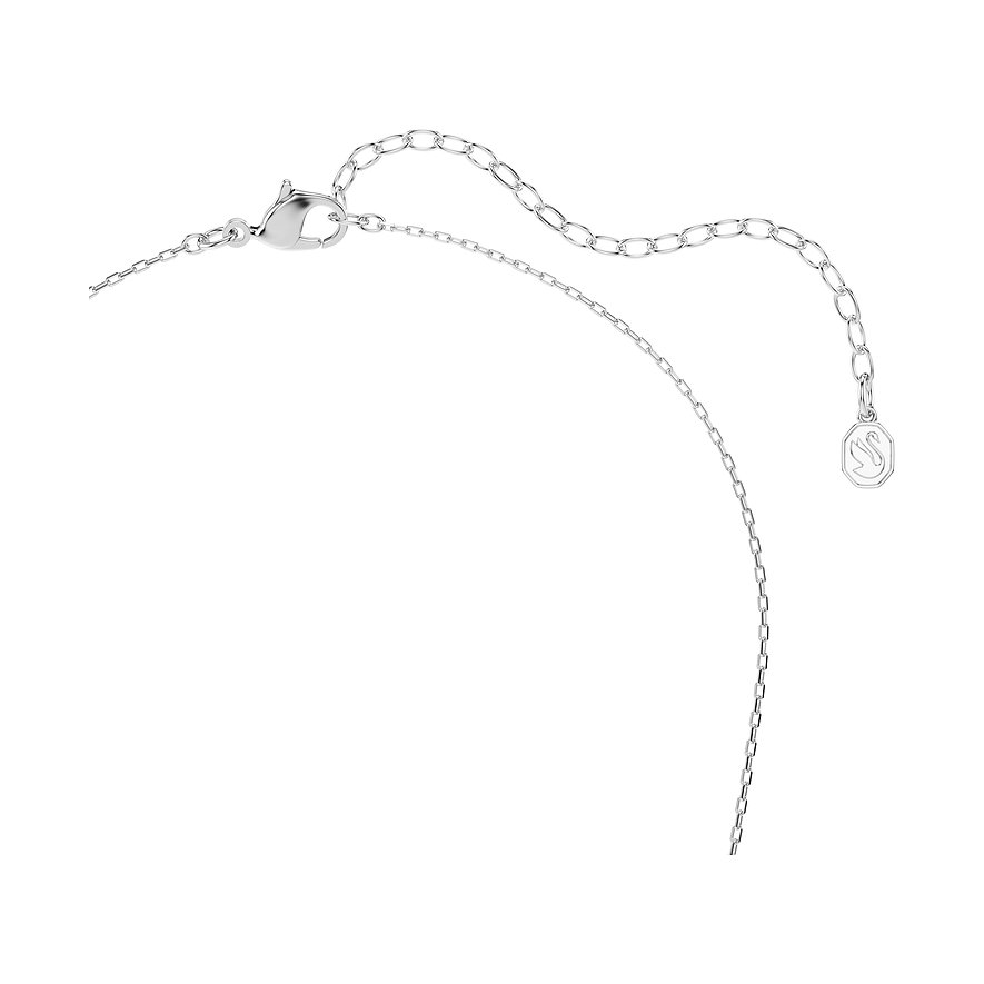 Nahaufnahme der Schließe und Längenverlängerung einer Swarovski Halskette aus Metall mit Swarovski Logo Plakette.