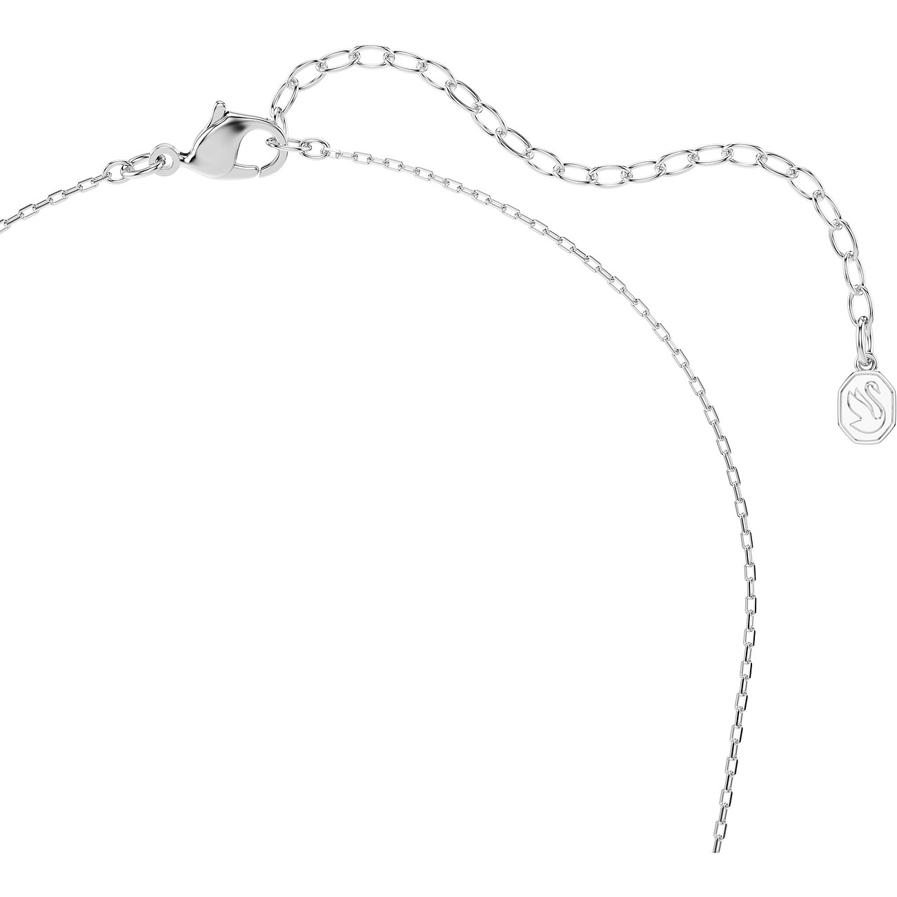 Nahaufnahme der Schließe und Längenverlängerung einer Swarovski Halskette aus Metall mit Swarovski Logo Plakette.