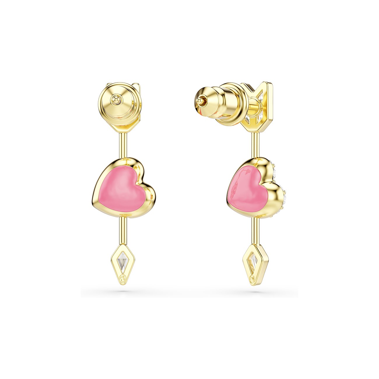 Ein Paar goldene Swarovski Ohrringe aus Metall, an denen pinkfarbene Herzen mit Swarovski-Kristallen hängen.