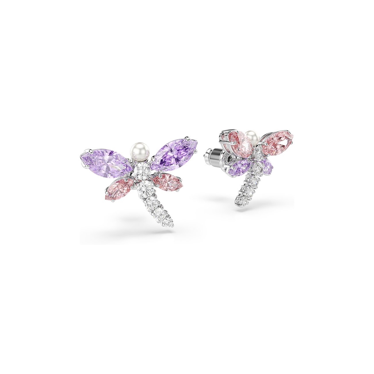 Een paar Swarovski oorstekers van metaal, versierd met paarse en roze Swarovski kristallen en parels.