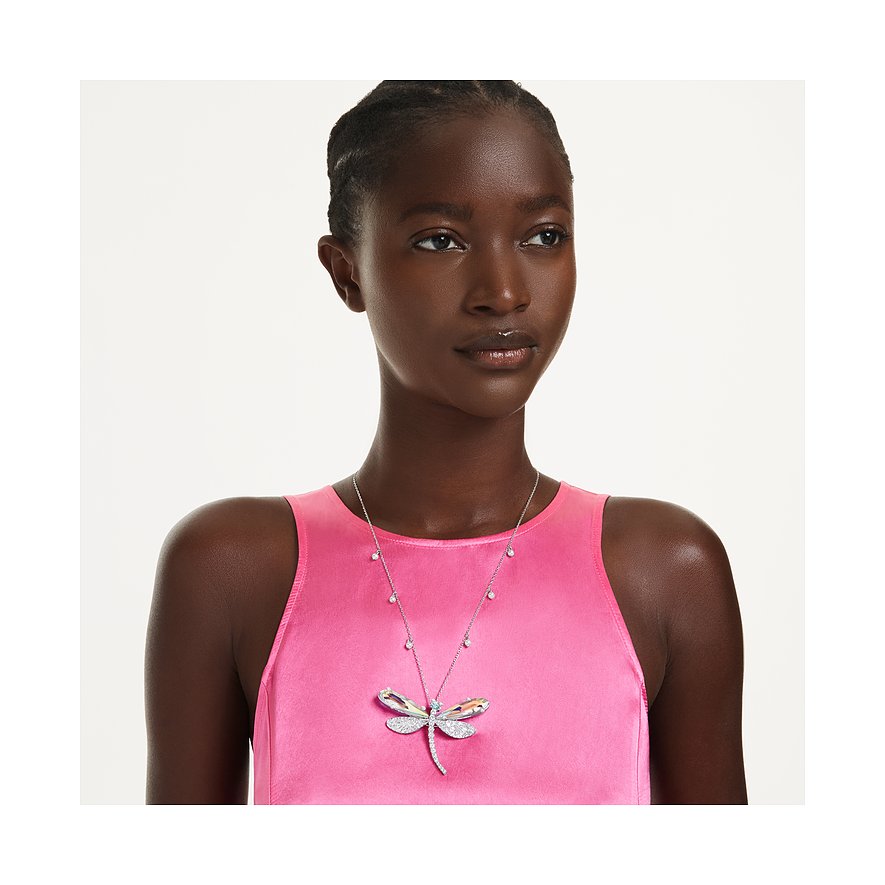 Een model draagt een metalen Swarovski-halsketting met libellehanger, versierd met kleurrijke Swarovski-kristallen.