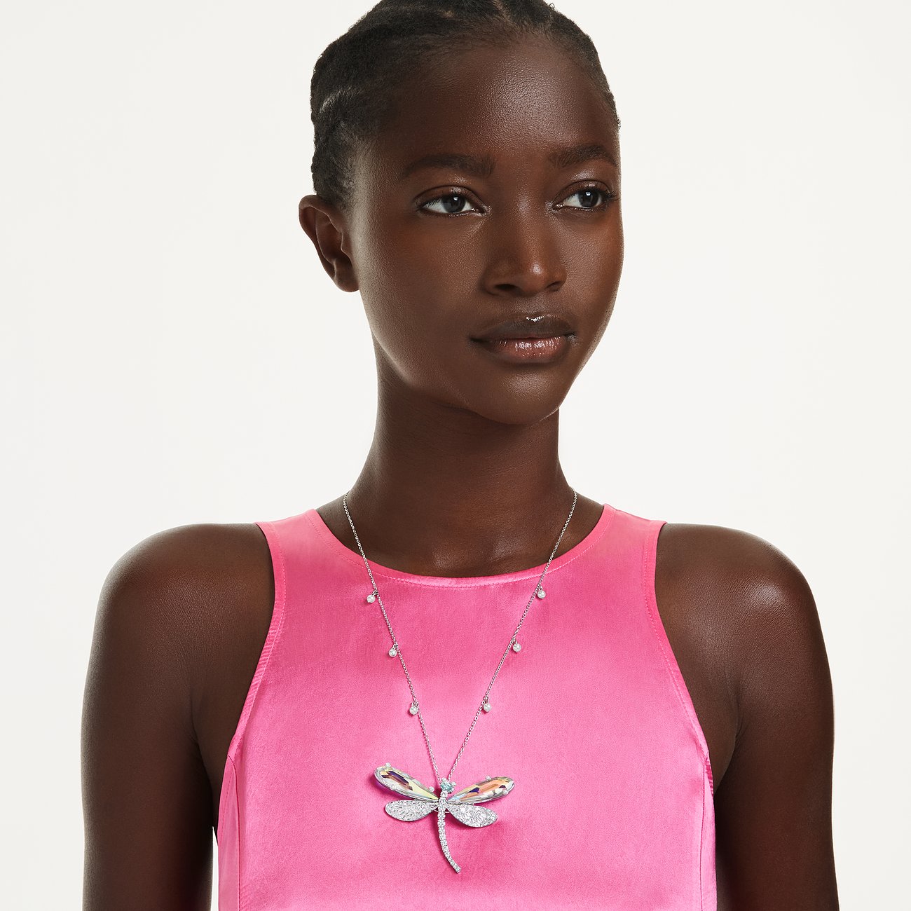 Een model draagt een metalen Swarovski-halsketting met libellehanger, versierd met kleurrijke Swarovski-kristallen.