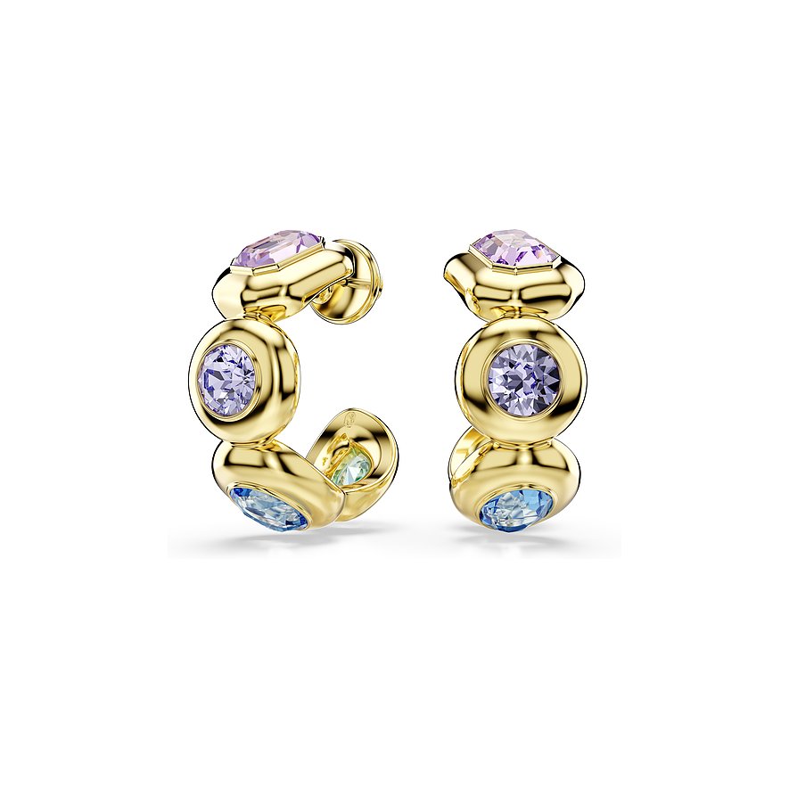 Ein Paar goldfarbener Swarovski Metall Ohrringe, verziert mit violetten und blauen Kristallen, auf weißem Hintergrund.