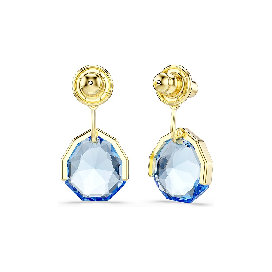 Zwei goldfarbene Swarovski-Ohrringe aus Metall im Detail, mit achteckigen blauen Swarovski-Kristallen.