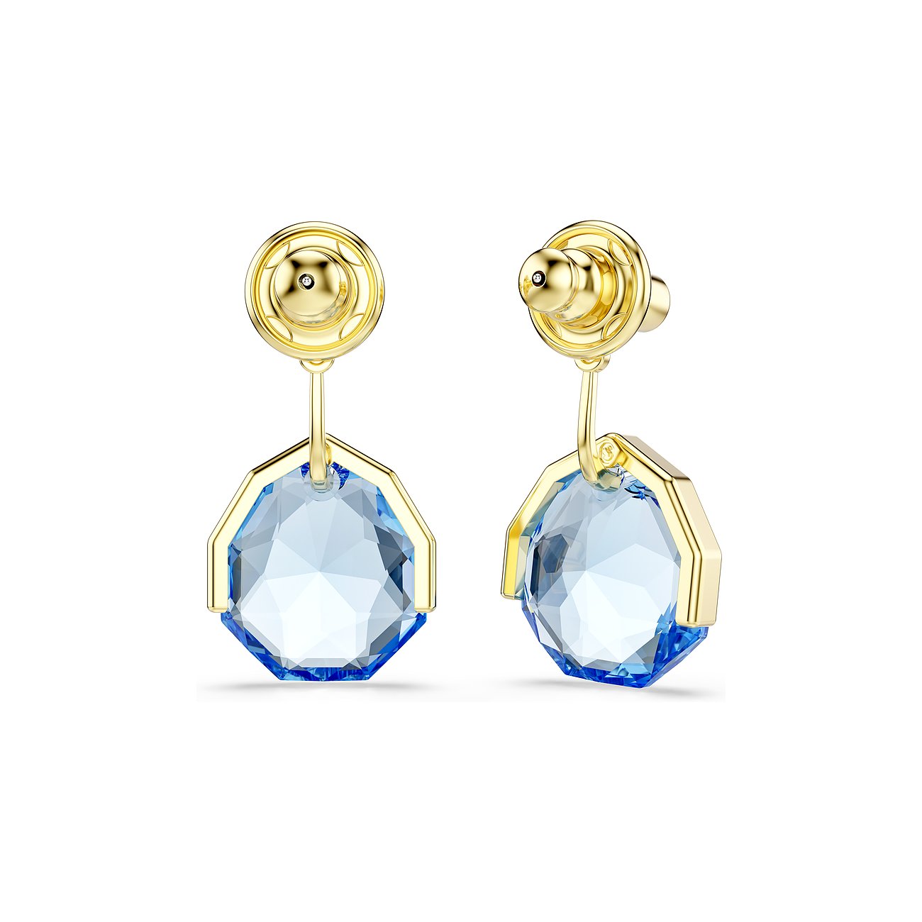 Zwei goldfarbene Swarovski-Ohrringe aus Metall im Detail, mit achteckigen blauen Swarovski-Kristallen.