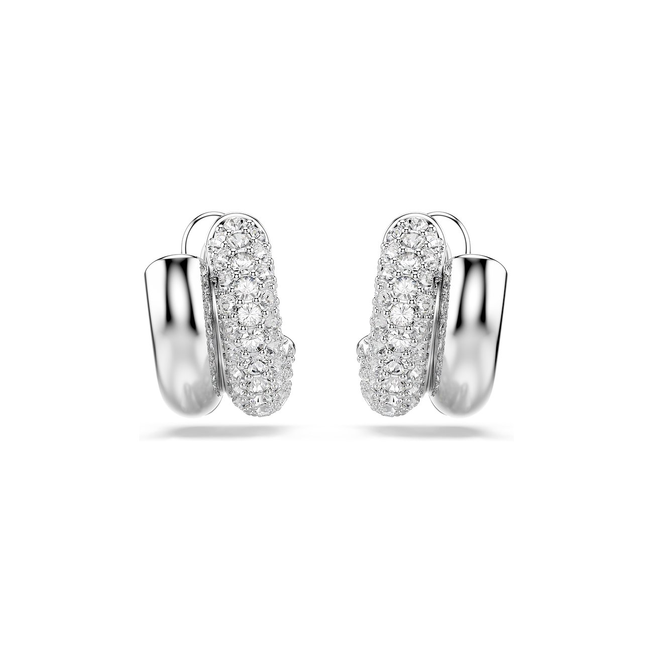 Zwei glänzende Swarovski Metall Ohrringe. Außen sind sie mit klaren Swarovski Kristallen besetzt, innen spiegelglatt.