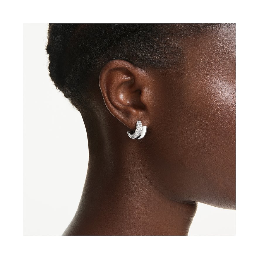 Nahaufnahme eines Swarovski Ohrsteckers aus Metall mit funkelnden Swarovski Kristallen am Ohr eines Models.