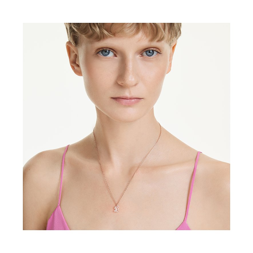 Model trägt eine Swarovski Halskette aus roségoldfarbenem Metall mit einem kleinen, glitzernden Eichhörnchen-Anhänger.