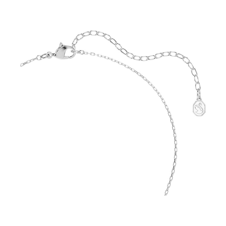 Nahaufnahme der längenverstellbaren Halskette von Swarovski aus Metall mit Karabinerverschluss und Logo-Anhänger.