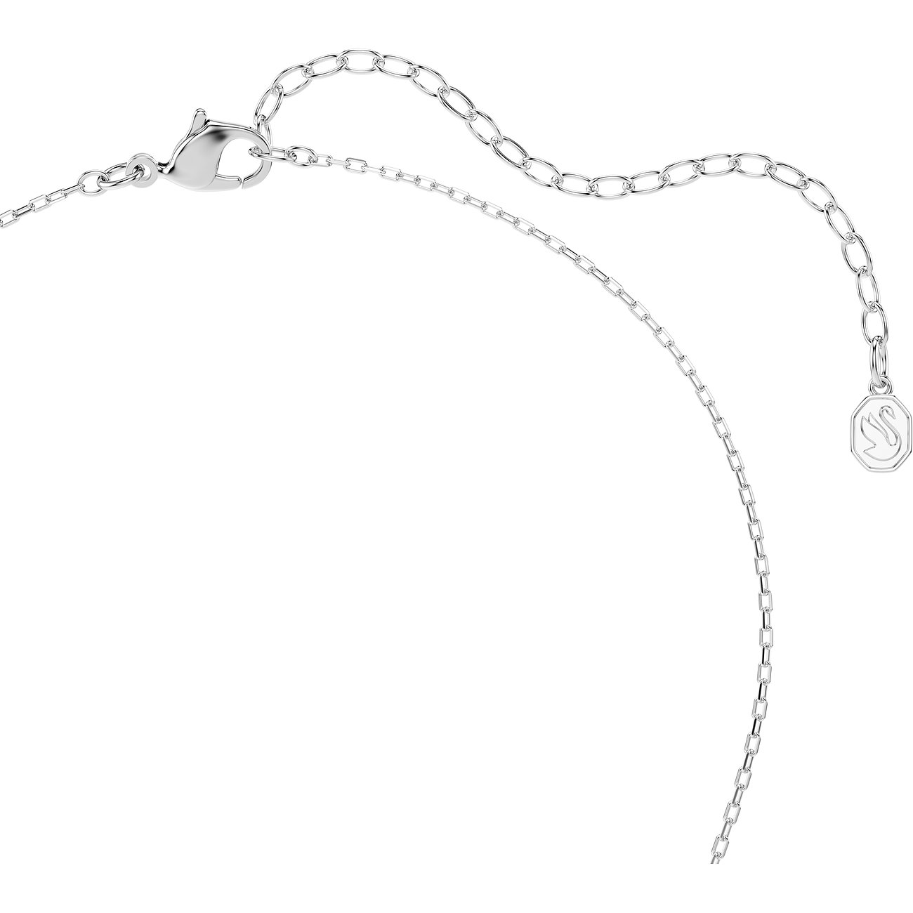 Nahaufnahme der längenverstellbaren Halskette von Swarovski aus Metall mit Karabinerverschluss und Logo-Anhänger.