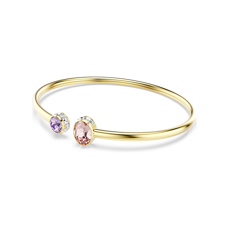 Een open, goudkleurige Swarovski-armband van metaal met een lila en een roze Swarovski-kristal.
