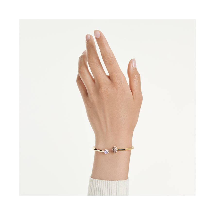 Sierlijke, open, metalen Swarovski-armband versierd met twee verschillende kleurkristallen, om de pols.