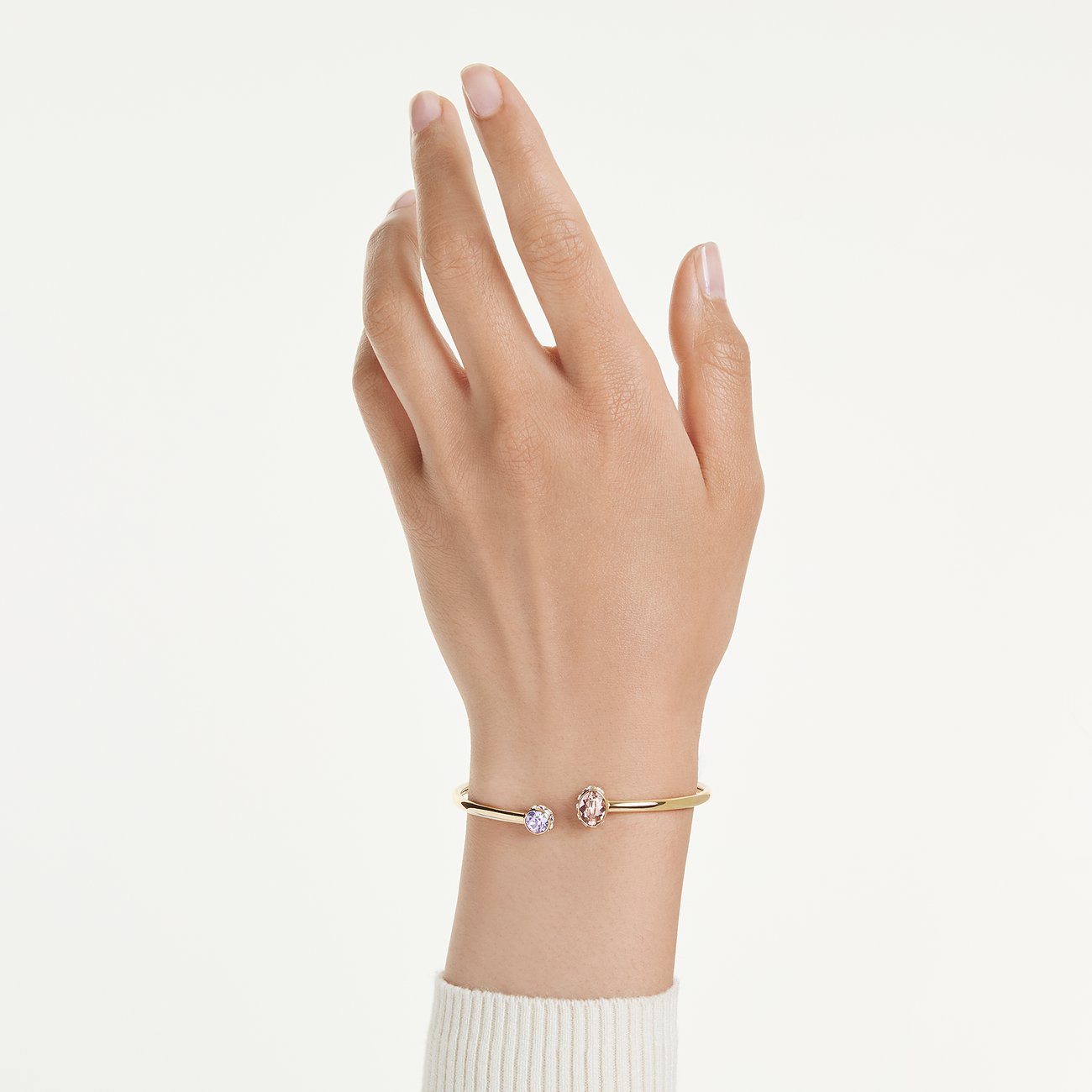 Sierlijke, open, metalen Swarovski-armband versierd met twee verschillende kleurkristallen, om de pols.