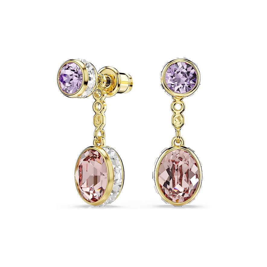 Ein Paar goldfarbener Swarovski Ohrhänger aus Metall mit hellvioletten und blassrosafarbenen Swarovski Kristallen.