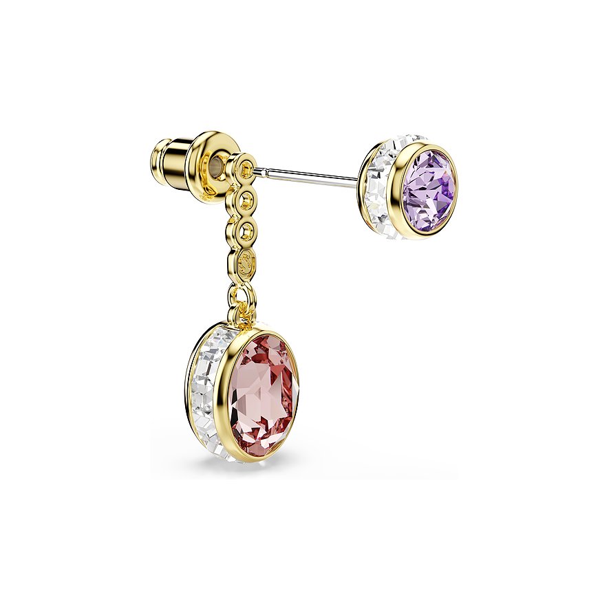Swarovski oorstekers van goudkleurig metaal met ovale roze Swarovski kristal en ronde paarse Swarovski kristal.