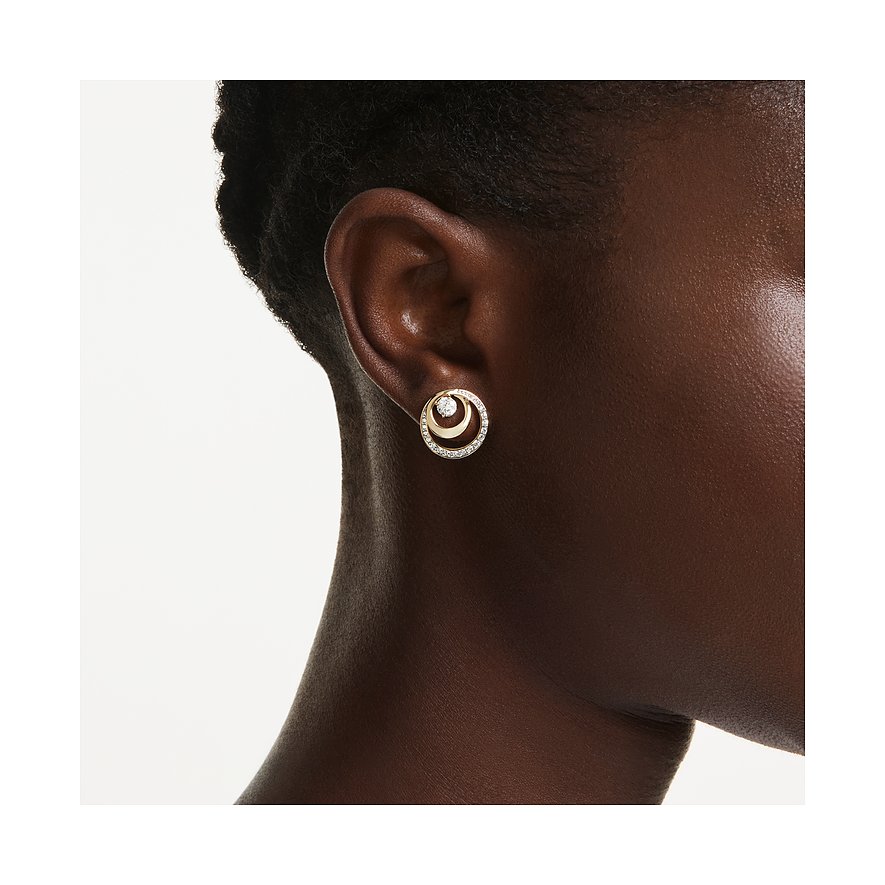 Nahaufnahme eines goldenen Swarovski Ohrschmucks aus Metall mit großen und kleinen ringförmigen Elementen.
