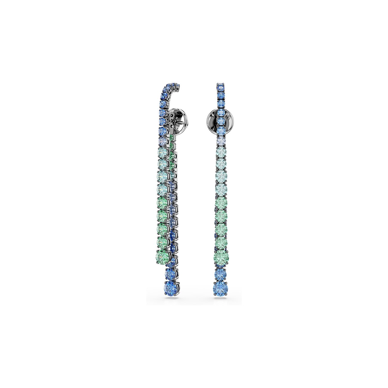 Een paar lange, bungelende Swarovski metalen oorbellen met kleurstenen in blauw- en groentinten, die een kleurverloop vormen.