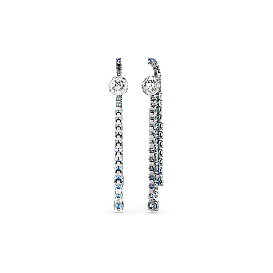 Een paar Swarovski lange oorbellen van metaal met kleurrijke edelstenen op een witte achtergrond.