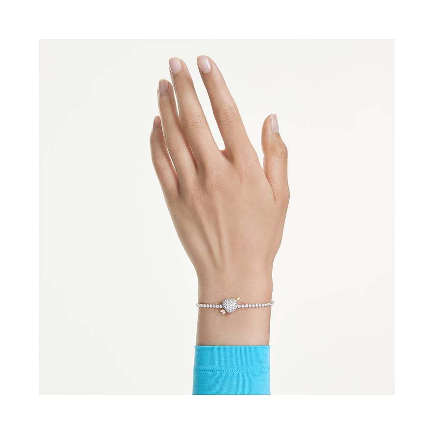 Am Handgelenk getragenes Swarovski Armband aus Metall mit glitzernden Kristallen und einem Herz-Anhänger.
