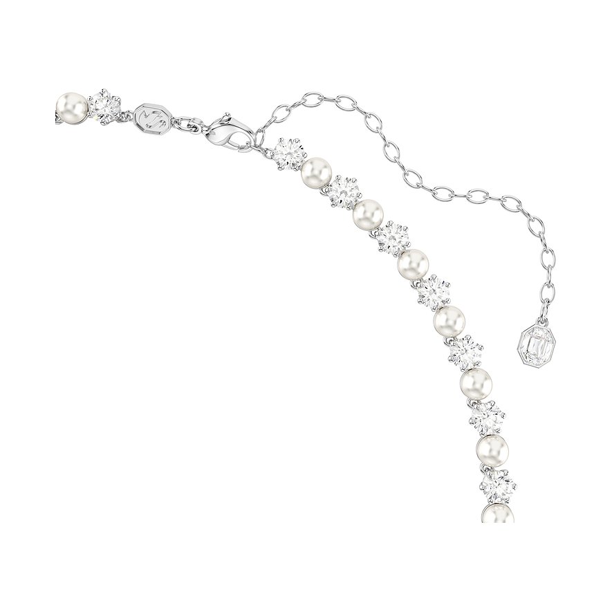 Ein Swarovski Schmuck-Set mit einer Kette aus Metall, besetzt mit funkelnden Swarovski Kristallen und Perlen.