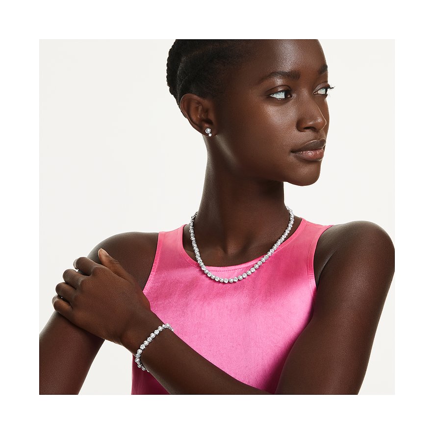 Model trägt Swarovski Schmuckset: Halskette, Armband, Ohrstecker mit funkelnden Kristallen aus Metall.