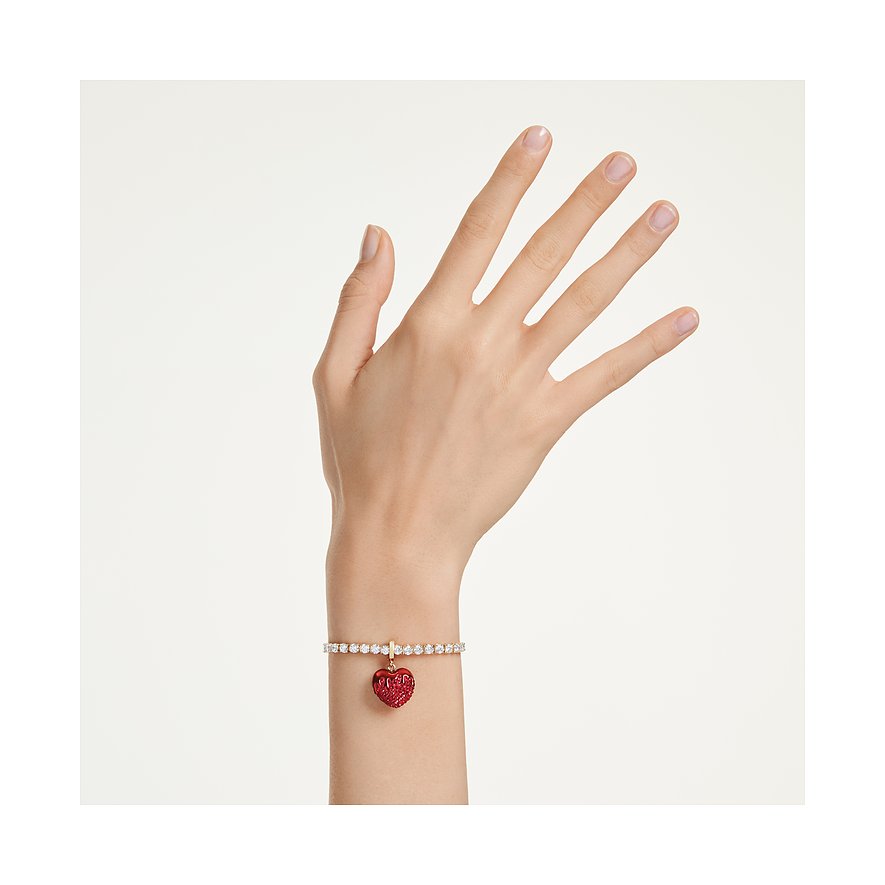 Pols gedragen Swarovski metalen armband met fonkelende Swarovski kristallen en een rode hartvormige hanger.