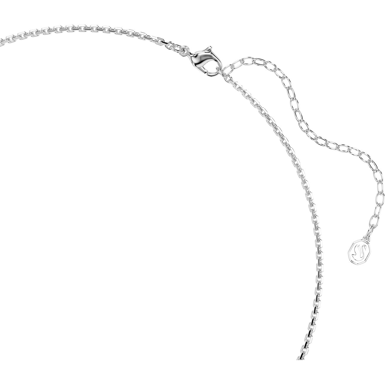 Nahaufnahme vom Verschluss und der Verlängerungskette einer Swarovski Halskette aus Metall.